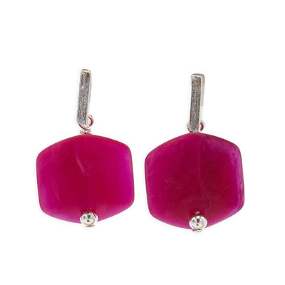 Cube oorbellen Cerise van resin, staand gefotografeerd met zilverkleurige stud.