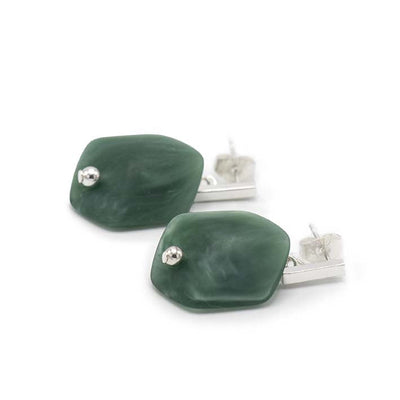 Cube oorbellen Forest van resin, liggend weergegeven met zilverkleurige stud.