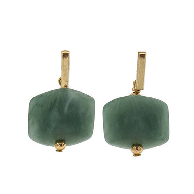 Cube oorbellen Forest  van resin, staand gefotografeerd met goudkleurige stud.