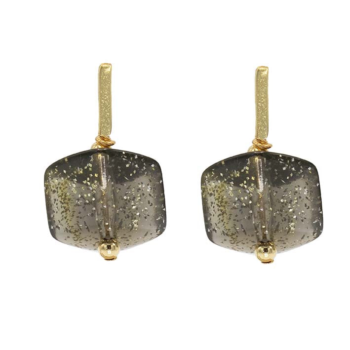 : Cube oorbellen Glitter van resin, staand gefotografeerd met goudkleurige stud.