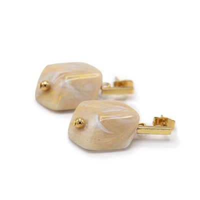 Cube oorbellen Ivory van resin, liggend weergegeven met goudkleurige stud.