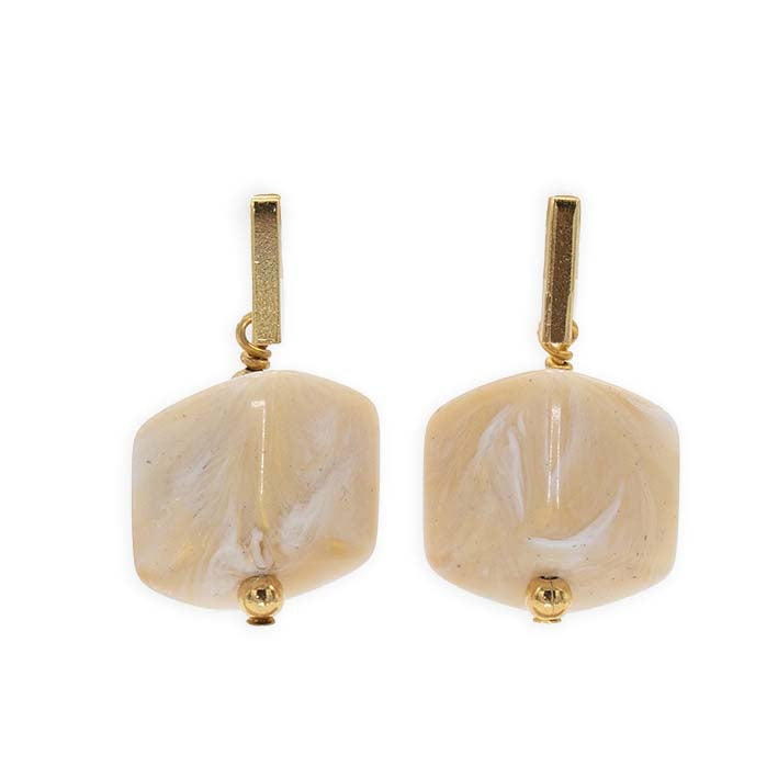 Cube oorbellen ivory van resin, staand gefotografeerd met goudkleurige stud.