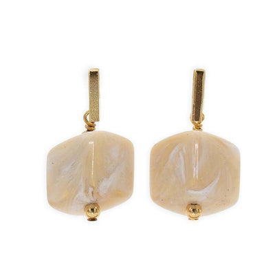 Cube oorbellen ivory van resin, staand gefotografeerd met goudkleurige stud.