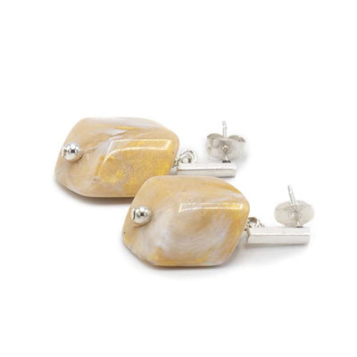Cube oorbellen Ivory van resin, liggend weergegeven met zilverkleurige stud.