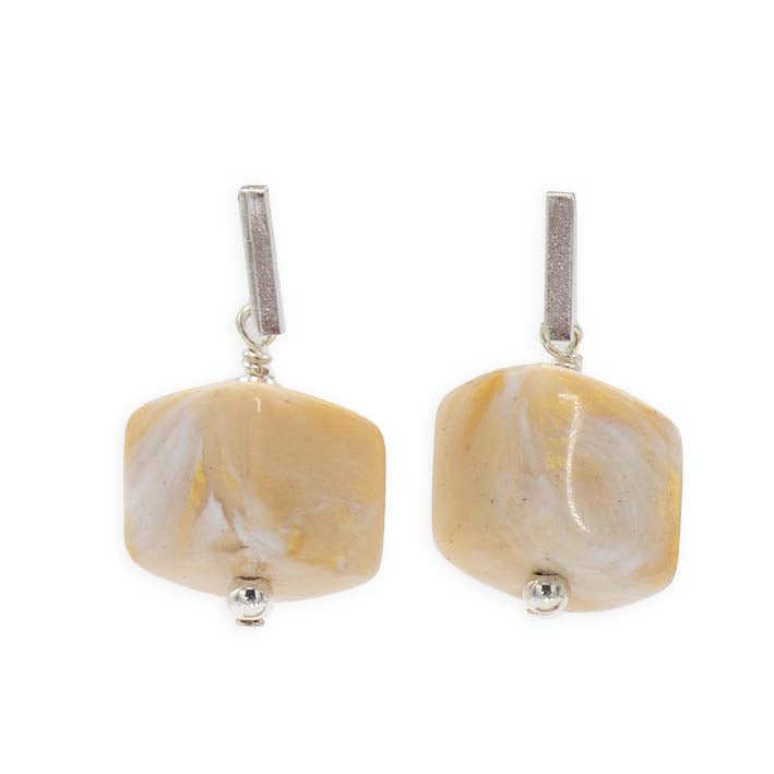 Cube oorbellen Ivory van resin, staand gefotografeerd met zilverkleurige stud.