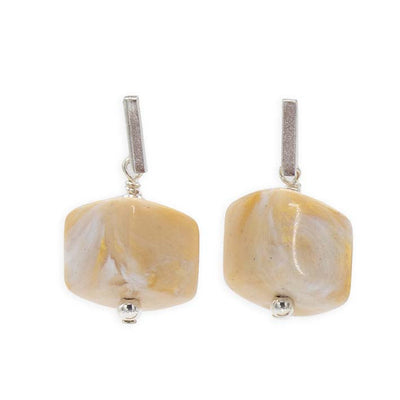 Cube oorbellen Ivory van resin, staand gefotografeerd met zilverkleurige stud.