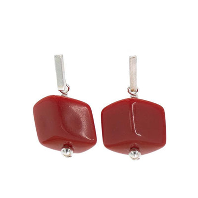 Cube oorbellen Scarlet Red van resin, staand gefotografeerd met zilverkleurige stud.