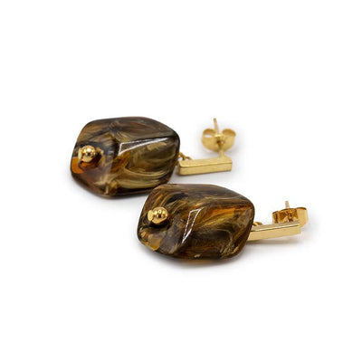 Cube oorbellen Tiger Eye van resin, liggend weergegeven met goudkleurige stud