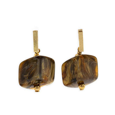 Cube oorbellen Tiger eye van resin, staande weergegeven met goudkleurige stud