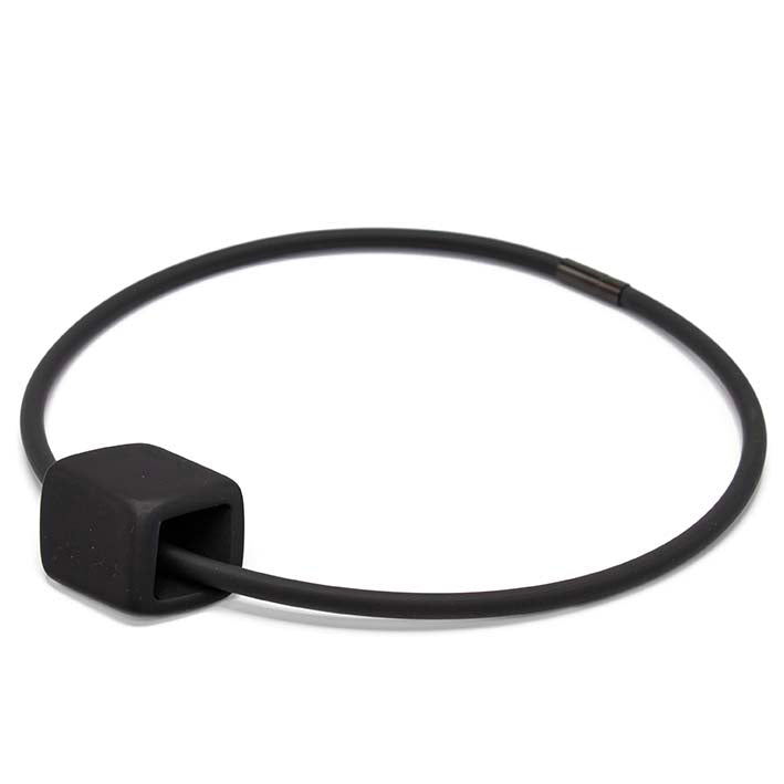 Ketting van RUBBER 1 lijns met Cube Black - FEESTCOLLECTIE -