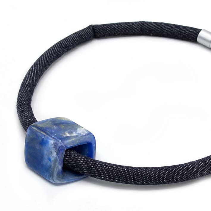 Statement  ketting van jeans met 1 CUBE in lapis blauw