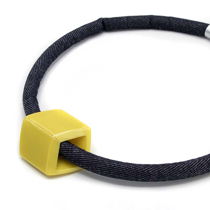 Statement  ketting van jeans met 1 gele CUBE