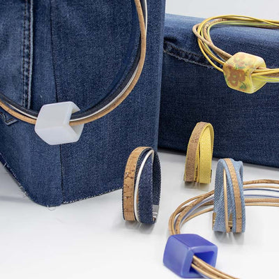 Statement  ketting van kurk en leer met 1 CUBE in wit