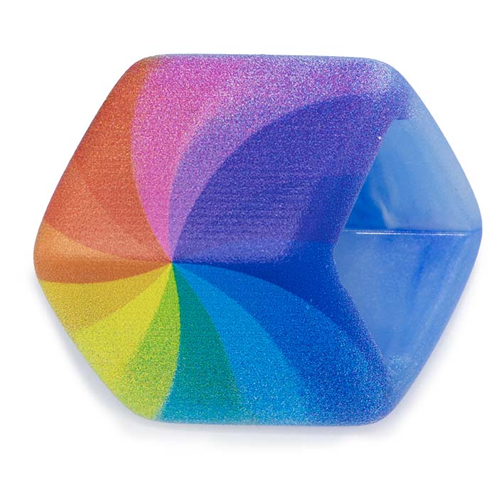 Cube hanger De Regenboog – resin hanger met regenboogspiraal, close-up van de voorzijde.
