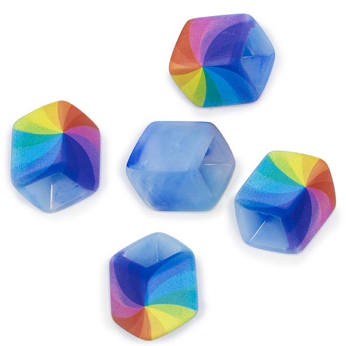 Set van vijf Cube hangers De Regenboog – resin hangers met spiraal van regenboogkleuren, modulaire sieraden van Fates.