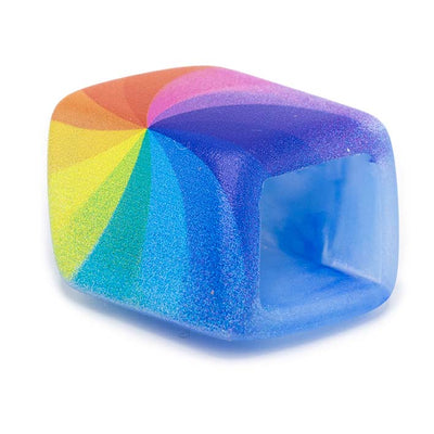 Cube hanger De Regenboog – resin hanger met regenboogspiraal op blauwe basis, zijaanzicht.