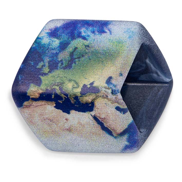 Cube hanger De Wereld – resin hanger met wereldkaartprint in blauw, groen en zandtinten.