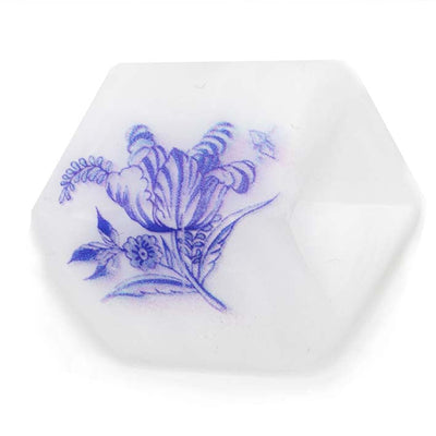 Cube hanger Delfts Blauwe Tulp – resin hanger met blauwe bloem op witte basis, vooraanzicht.