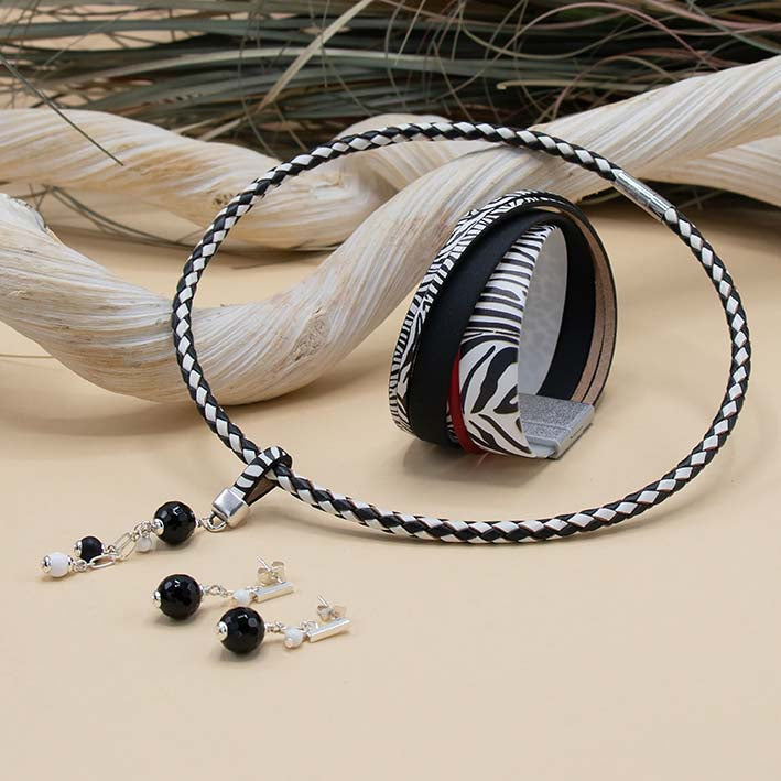 GEM TAG  ZEBRA - Handgemaakte hanger van zwarte onyx en cacholong