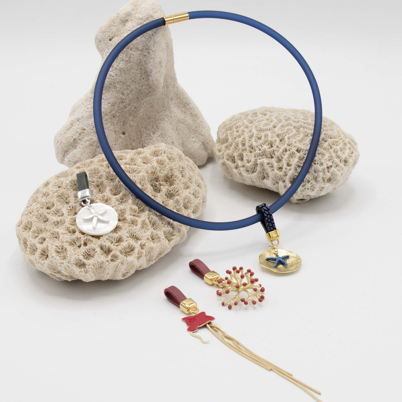 Hanger rode rog met gouden zeewier