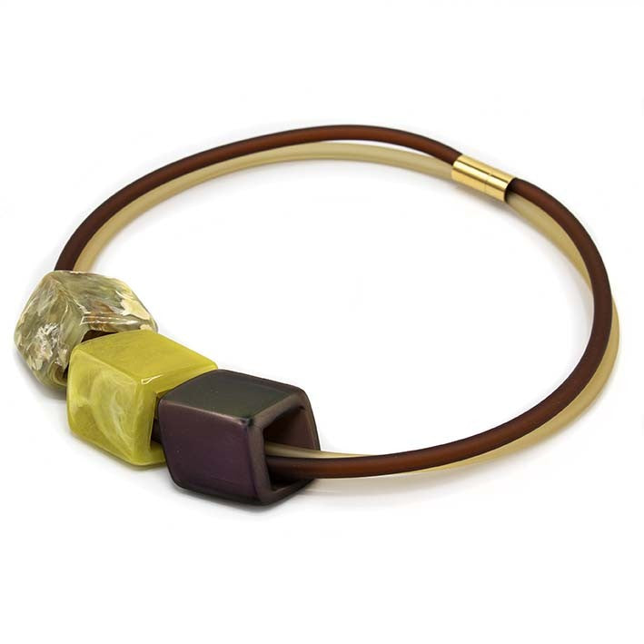 Ketting met 3 Cubes in paars, olijfgroen en beige aan beige rubber ketting met goudkleurige sluiting, front.