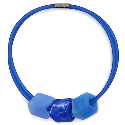 Ketting met 3 Cubes in lichtblauw, kobaltblauw en marmerblauw aan blauwe rubber ketting met zilverkleurige sluiting, front.
