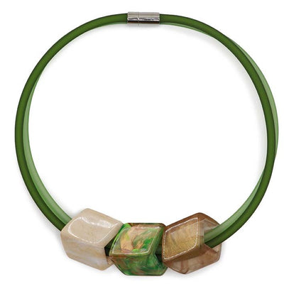 : Ketting met 3 Cubes in groen, beige en bruin aan groene rubber ketting met zilverkleurige sluiting, front.