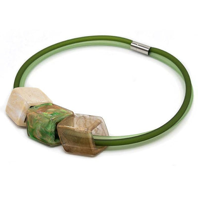 : Ketting met 3 Cubes in groen, beige en bruin aan groene rubber ketting met zilverkleurige sluiting, zijaanzicht.