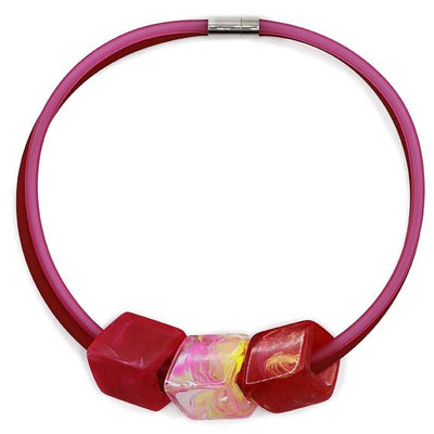Ketting met 3 Cubes in felle tinten roze, geel en rood aan roze rubber ketting met zilverkleurige sluiting, front.