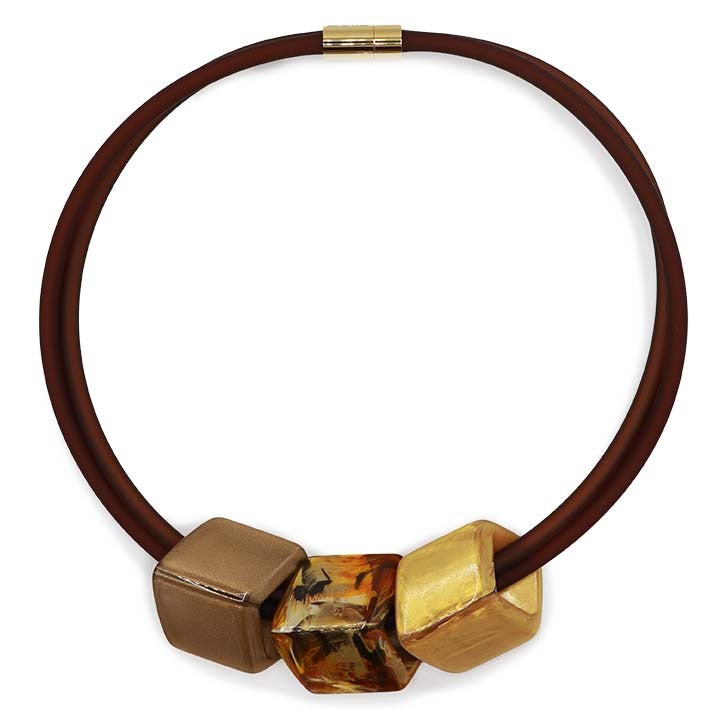Ketting met 3 Cubes in goud, amber en brons aan bruine rubber ketting met goudkleurige sluiting, front.