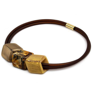Ketting met 3 Cubes in goud, amber en brons aan bruine rubber ketting met goudkleurige sluiting, zijaanzicht.