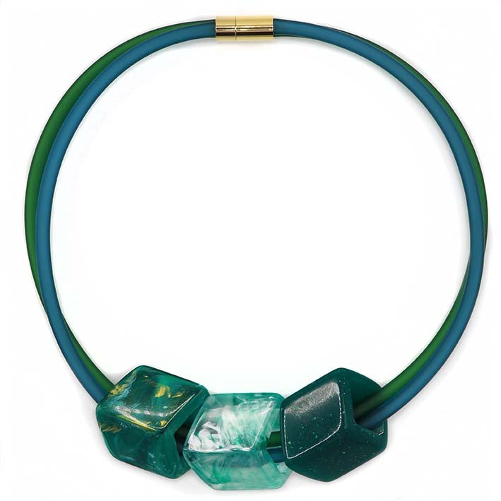 Ketting met 3 Cubes in groentinten (smaragd, mint, donkergroen) aan blauw-groene rubber ketting met goudkleurige sluiting, front.