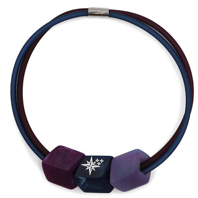 Ketting met 3 Cubes in donkerblauw met ster, paars en lila aan blauw-bordeaux rubber ketting met zilverkleurige sluiting, front.