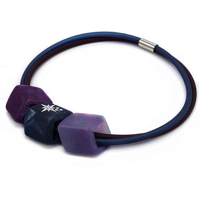 Ketting met 3 Cubes in donkerblauw met ster, paars en lila aan blauw-bordeaux rubber ketting met zilverkleurige sluiting, zijaanzicht.