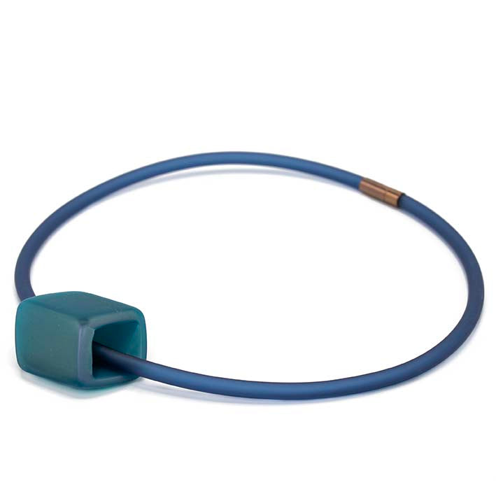 Ketting van RUBBER 1 lijns met Cube Teal glow- FEESTCOLLECTIE -