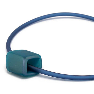 Ketting van RUBBER 1 lijns met Cube Teal glow- FEESTCOLLECTIE -