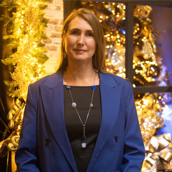 Lange ketting met 8 mini cubes in blauwtinten