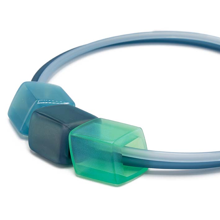 Exclusieve petrol ketting van rubber met  3 Cubes  - AquaViva