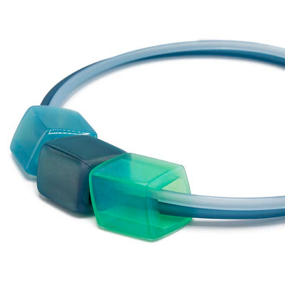 Exclusieve petrol ketting van rubber met  3 Cubes  - AquaViva