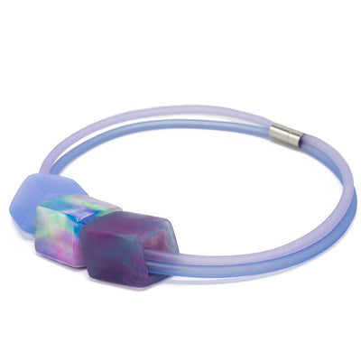 Exclusieve petrol ketting van rubber met  3 Cubes  - Soft Berry -
