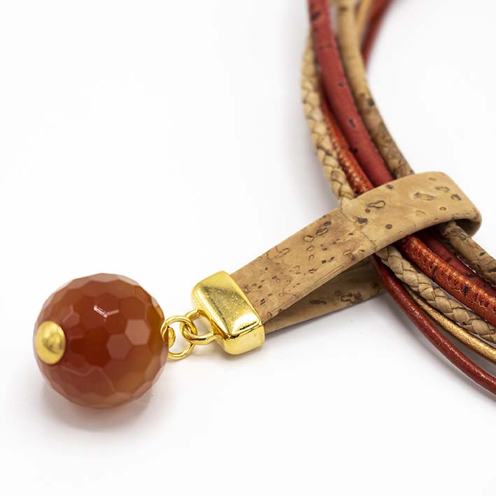 Ketting van kurk en leer met  GEM TAG Carneool