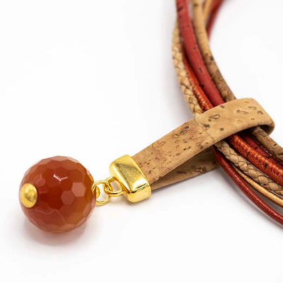 Ketting van kurk en leer met  GEM TAG Carneool
