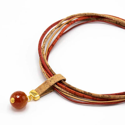 Ketting van kurk en leer met  GEM TAG Carneool