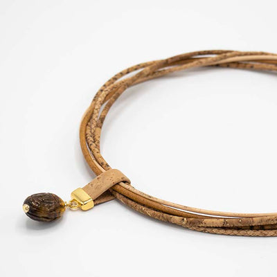 Ketting van kurk en leer met  GEM TAG Tijgeroog Scarabee