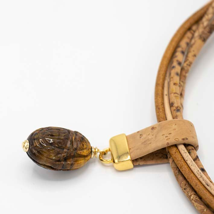 Ketting van kurk en leer met  GEM TAG Tijgeroog Scarabee