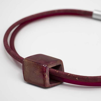 Bijzondere ketting van kurk en rubber met 1 Cube, Ruby