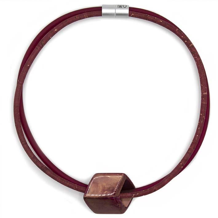 Bijzondere ketting van kurk en rubber met 1 Cube, Ruby