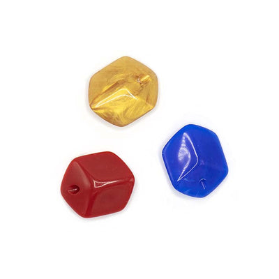 Mini Cubes hanger set van drie – resin hangers in rood, goudgeel en blauw, op witte achtergrond.