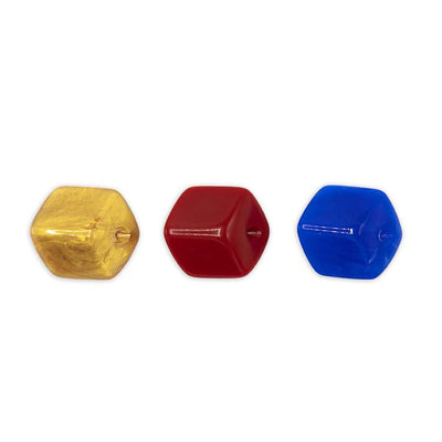 Mini Cubes hanger set van drie – resin hangers in rood, goudgeel en blauw, op witte achtergrond (rijopstelling).