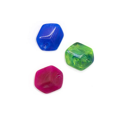 Set van 3 Mini Cubes in roze, groen en blauw resin – kleine modulaire hangers van kunst­hars.